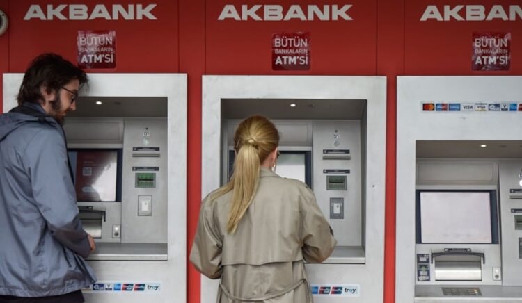 ‘Hesaplar ele geçirildi’ iddiaları için Akbank'tan açıklama 1 ‘Hesaplar ele geçirildi’ iddiaları için Akbank’tan açıklama