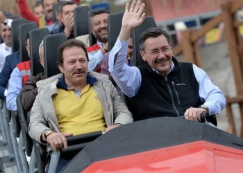 Dolmuşçuluk yaparken Melih Gökçek ile tanışan şoför, bugün deprem konutlarından ihale aldı