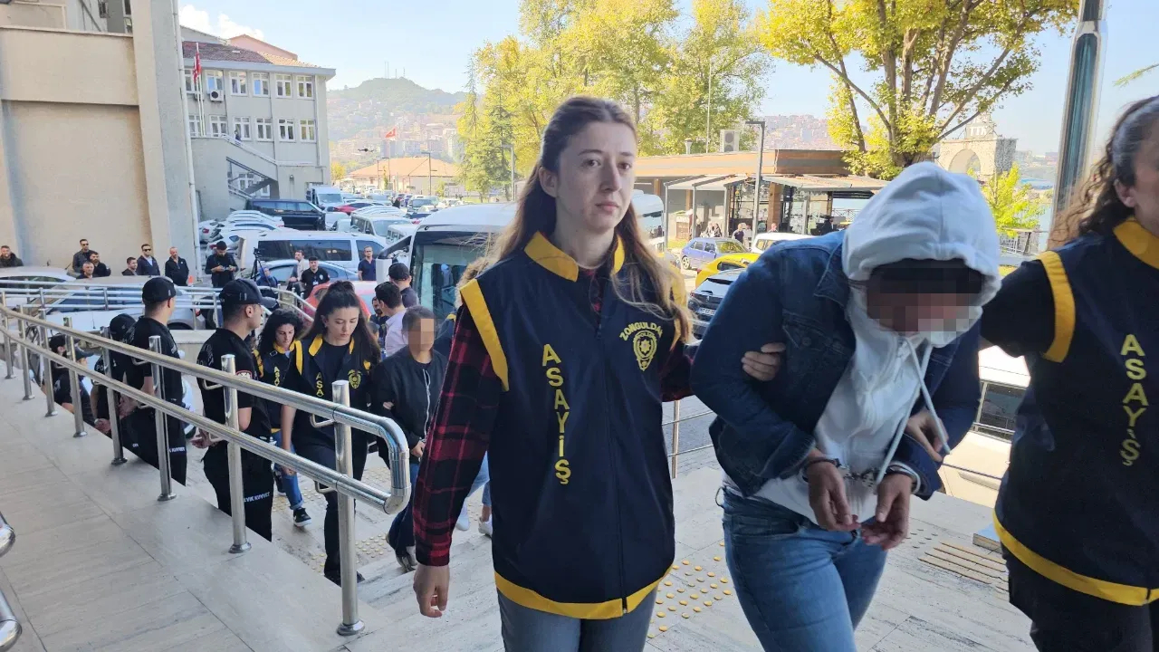 Depremde zarar gören araçları, kaçak arabalarla ‘change’ etmişler 2 Depremde zarar gören araçları, kaçak arabalarla ‘change’ etmişler