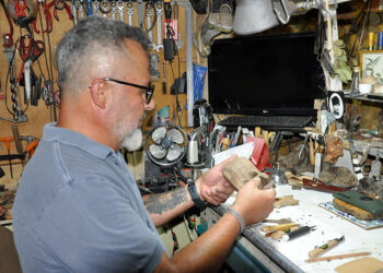 Bahçesinde kurduğu atölyede ‘kuksa bardak’ üretiyor