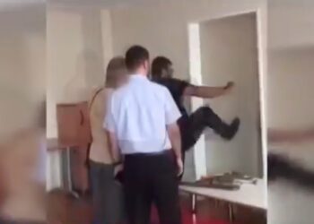 ‘Başı açık kız öğrenci istemiyorum’ diyen müdür, kadın müdür yardımcısının kapısını tekmeyle kırdırdı