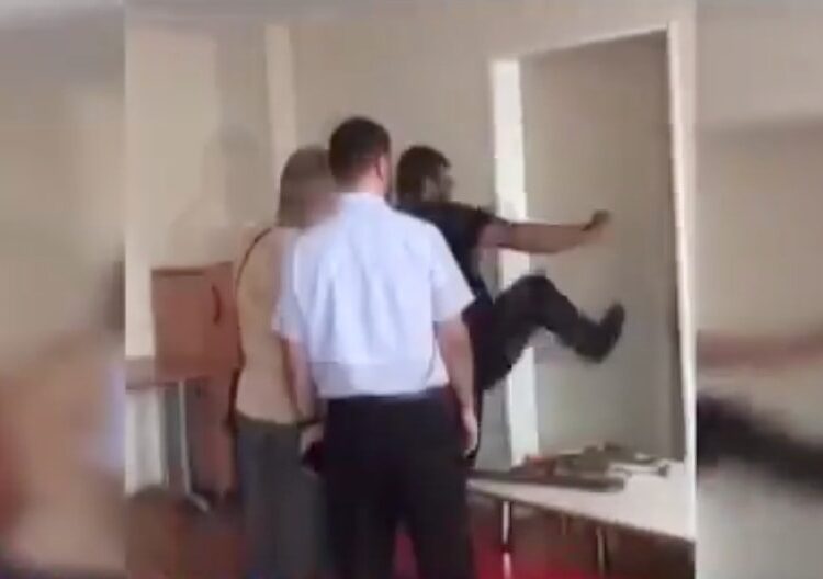 ‘Başı açık kız öğrenci istemiyorum’ diyen müdür, kadın müdür yardımcısının kapısını tekmeyle kırdırdı 1 ‘Başı açık kız öğrenci istemiyorum’ diyen müdür, kadın müdür yardımcısının kapısını tekmeyle kırdırdı