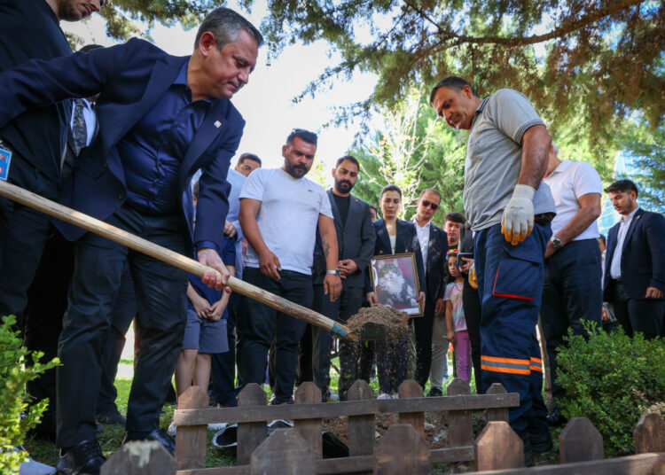 CHP’nin kedisi Şero öldü: Defin törenine Özgür Özel de katıldı