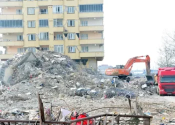 Depremde 1400 kişinin öldüğü Ebrar Sitesi davası sanığı öğretmenliğe iade edildi