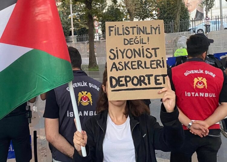 Türkiye’nin İsrail’e taşıdığı petrolü protesto eden 2 Filistinli öğrenciye ‘sınır dışı’ kararı 1 Türkiye’nin İsrail’e taşıdığı petrolü protesto eden 2 Filistinli öğrenciye ‘sınır dışı’ kararı