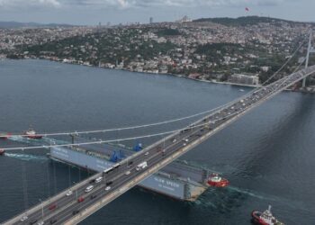 Rus bandralı dev yüzer havuz, İstanbul Boğazı’ndan 9 saatte geçebildi