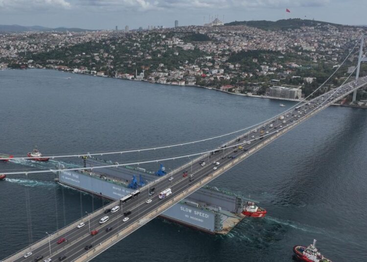 Rus bandralı dev yüzer havuz, İstanbul Boğazı’ndan 9 saatte geçebildi