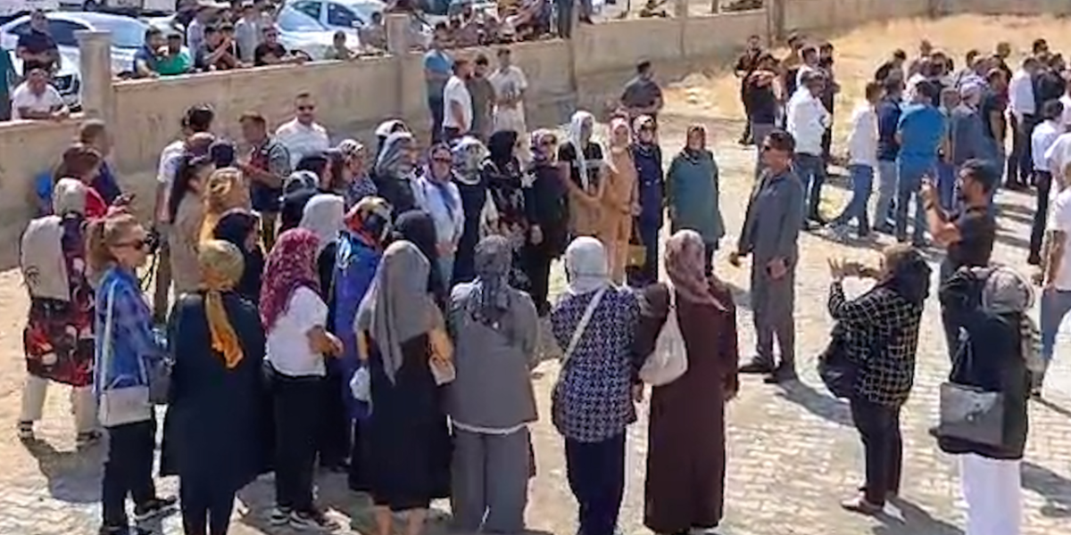 Narin'in cenazesinde toplu fotoğraf çektiren milletvekiline tepki yağdı!