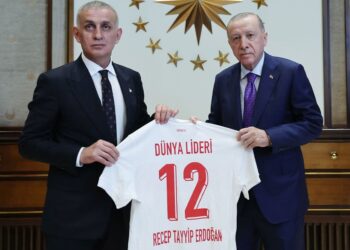 ‘Randevu vermiyor’ deniliyordu: TFF Başkanı’ndan Erdoğan’a “Dünya Lideri” yazılı forma