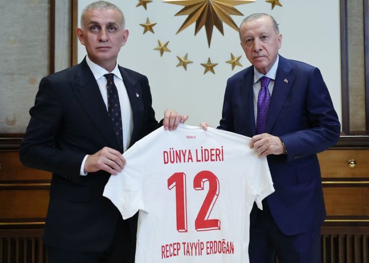 'Randevu vermiyor' deniliyordu: TFF Başkanı'ndan Erdoğan'a "Dünya Lideri" yazılı forma 1 ‘Randevu vermiyor’ deniliyordu: TFF Başkanı’ndan Erdoğan’a “Dünya Lideri” yazılı forma