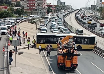 Yolcusu olmayan otobüs direğe çarptı, D-100 trafiğe kapandı