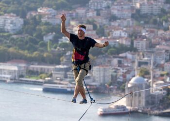 Estonyalı atlet, ip üstünde yürüyerek boğazı geçti