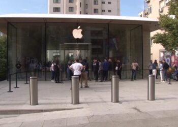 iPhone için geceden kuyruğa girenler, telefon satıcıları çıktı