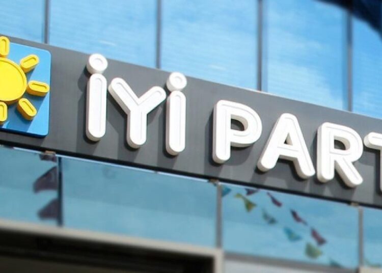 Meclis'te transfer hareketliliği: "3 isim İYİ Parti'ye katılıyor" iddiası 1 İYİ Parti’de bir istifa daha: Milletvekili sayısı 31’e düştü
