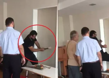 SON DAKİKA! Kapı kırdıran tekmeci müdür açığa alındı