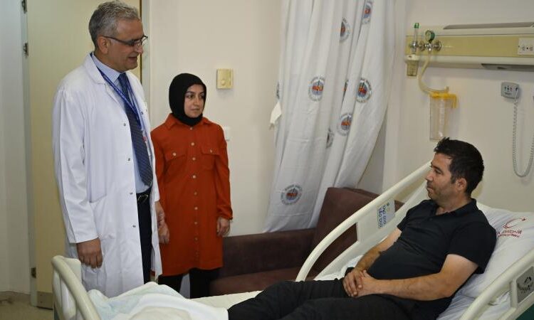 Kafatasına yerleştirilen ‘işitme implantı’ sayesinde duymaya başladı