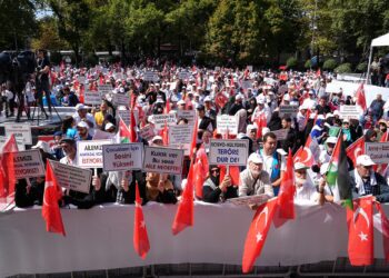 İstanbul’da LGBT karşıtı yürüyüş