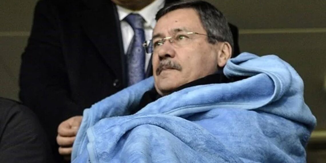 Anasayfa 67 Melih Gökçek’in tüm mallarına haciz: Banka kartları blokeli, alışveriş dahi yapamaz