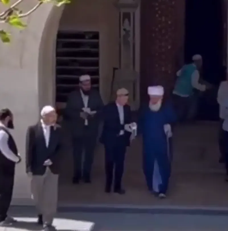 Menzil şeyhinin terli mendilini öpüp başına koydu