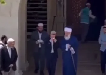 Menzil şeyhinin terli mendilini öpüp başına koydu