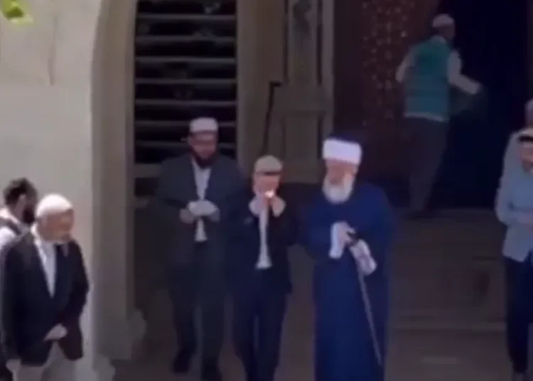 Menzil şeyhinin terli mendilini öpüp başına koydu
