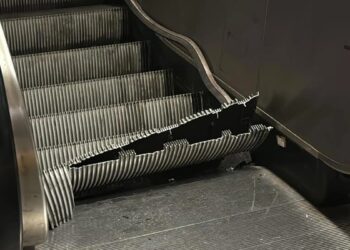 Metro istasyonunda yürüyen merdiven ikiye ayrıldı 2 Metro istasyonunda yürüyen merdiven ikiye ayrıldı