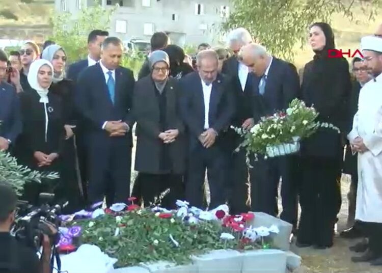 3 bakan Narin Güran’ın mezarını ziyaret etti