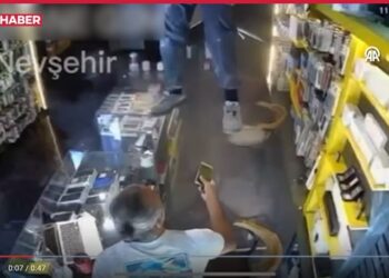 Yanlış kapıdan giren sayaç okuyucu, asma tavan çökünce havada asılı kaldı