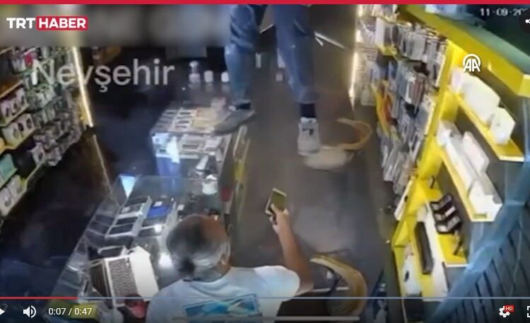 Yanlış kapıdan giren sayaç okuyucu, asma tavan çökünce havada asılı kaldı