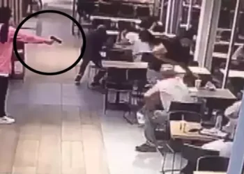 Öfkeli kadın, adını kötüye çıkaran adama kurşun yağdırdı