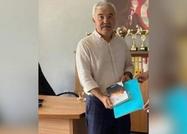 Okul müdürü evinde ölü bulundu