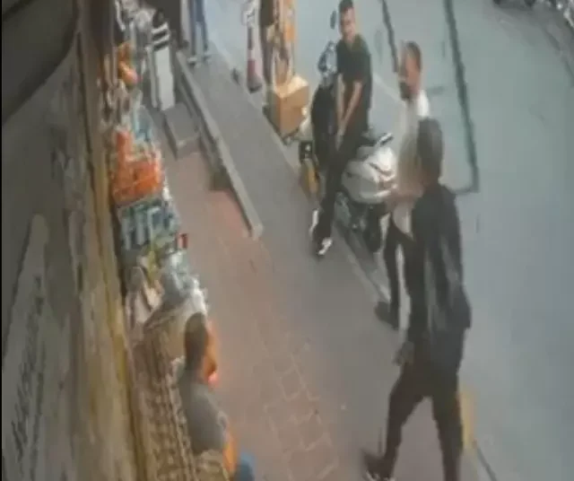 Kaldırımda arkadaşıyla sohbet eden adamın üzerine cam çerçeve düştü 1 Kaldırımda arkadaşıyla sohbet eden adamın üzerine cam çerçeve düştü