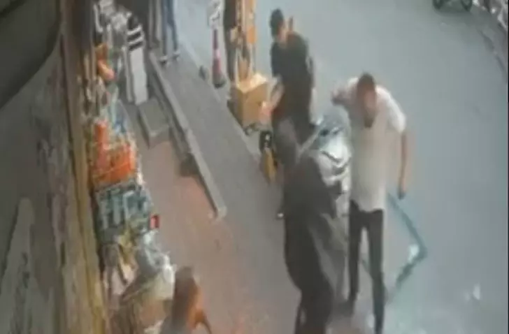 Kaldırımda arkadaşıyla sohbet eden adamın üzerine cam çerçeve düştü 2 Kaldırımda arkadaşıyla sohbet eden adamın üzerine cam çerçeve düştü