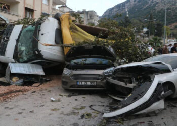 Hatay’da freni patlayan hafriyat kamyonunun 9 aracı biçtiği kazanın görüntüleri ortaya çıktı