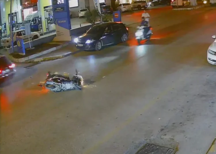 Sürücü aniden dönünce, motosikletli genç otomobile çarpıp öldü 1 Sürücü aniden dönünce, motosikletli genç otomobile çarpıp öldü