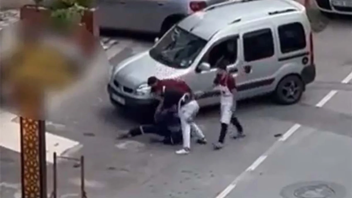 Kadın müşteriye sarkıntılık yetmedi, kocasını da dövdüler! 2 Kadın müşteriye sarkıntılık yetmedi, kocasını da dövdüler!