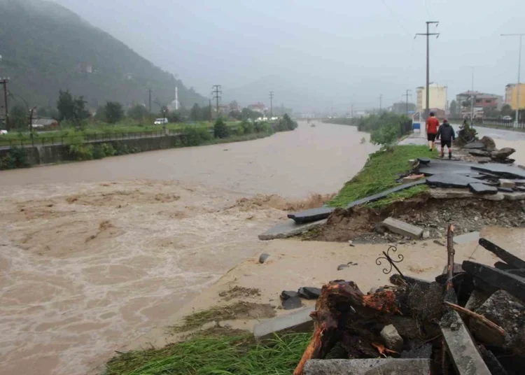 Trabzon sele teslim: Hastaneyi su bastı, yollar göle döndü, 1 kişi kayıp 1 Trabzon sele teslim: Hastaneyi su bastı, yollar göle döndü, 1 kişi kayıp