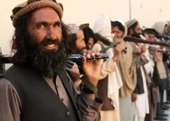 Taliban yasakları erkekleri de vurdu: Kot pantolona yasak!