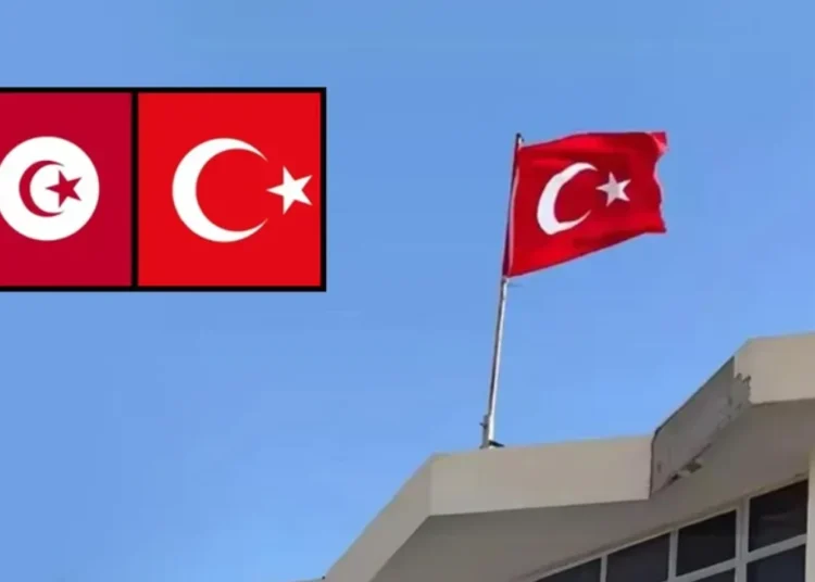 Tunus’ta devletin kullandığı binaya yanlışlıkla asılan Türk bayrağı kriz çıkardı! 4 gözaltı