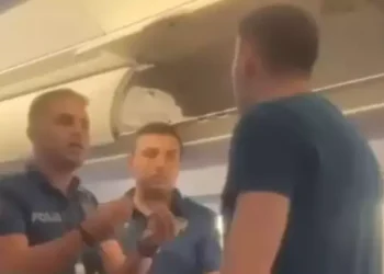 THY uçağında ortalığı birbirine katan yolcu polis tarafından uçaktan indirildi