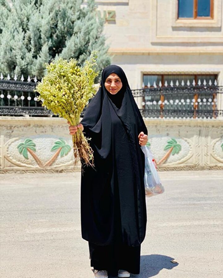 ‘Dekolte giymem’ sözleriyle hatırlanan Popstar Özlem maneviyata yöneldi, tesettüre girdi