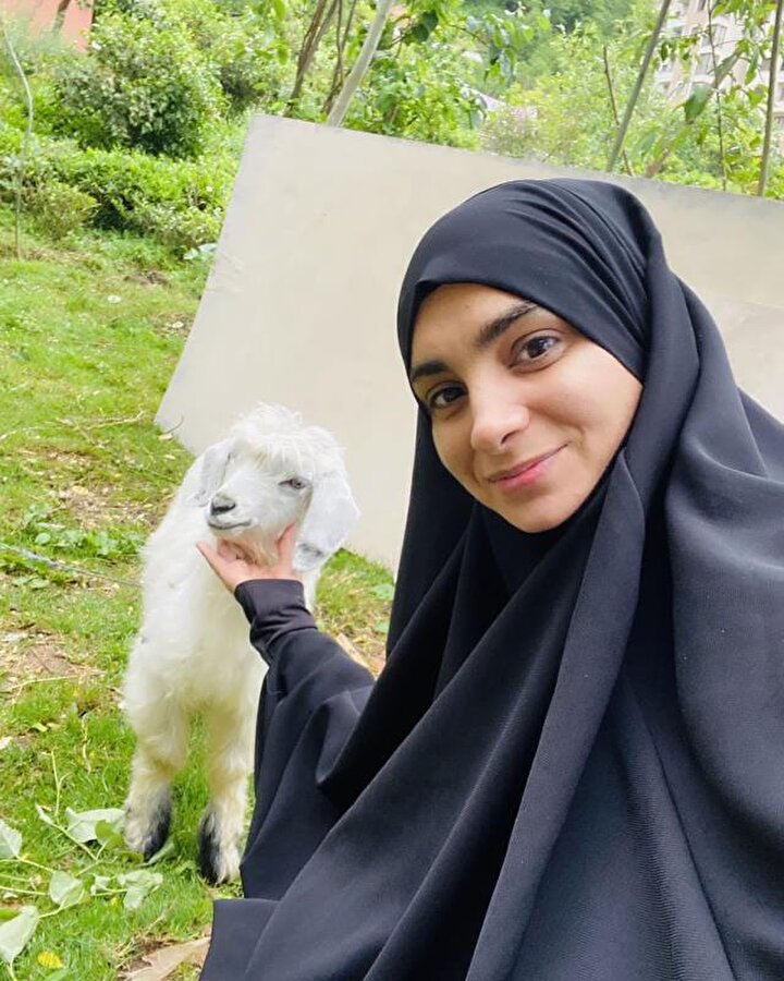 ‘Dekolte giymem’ sözleriyle hatırlanan Popstar Özlem maneviyata yöneldi, tesettüre girdi