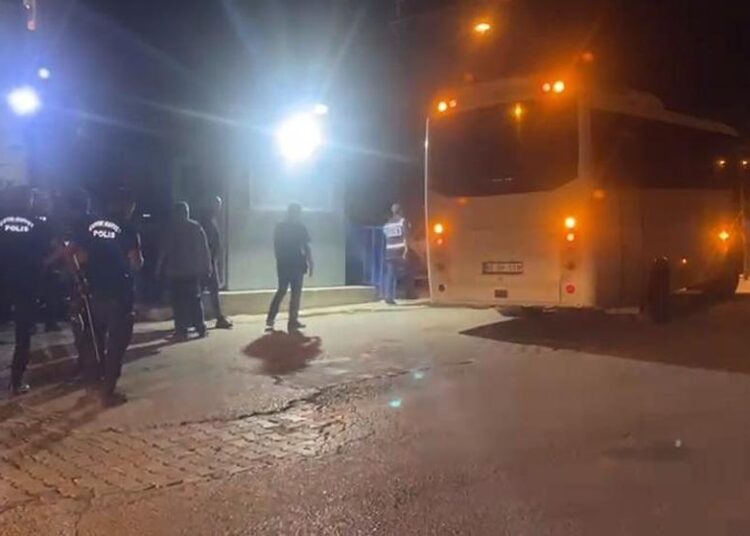 Osmaniye'de kız çocuğuna cinsel istismar skandalı: 10 kişi tutuklandı 1 Osmaniye’de kız çocuğuna cinsel istismar skandalı: 10 kişi tutuklandı