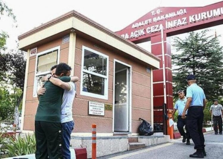 Tahliyesi ertelenen tutuklulara “ailelerinin açıklamaları ve yayımlanan haberler” gerekçesiyle disiplin soruşturması açıldı