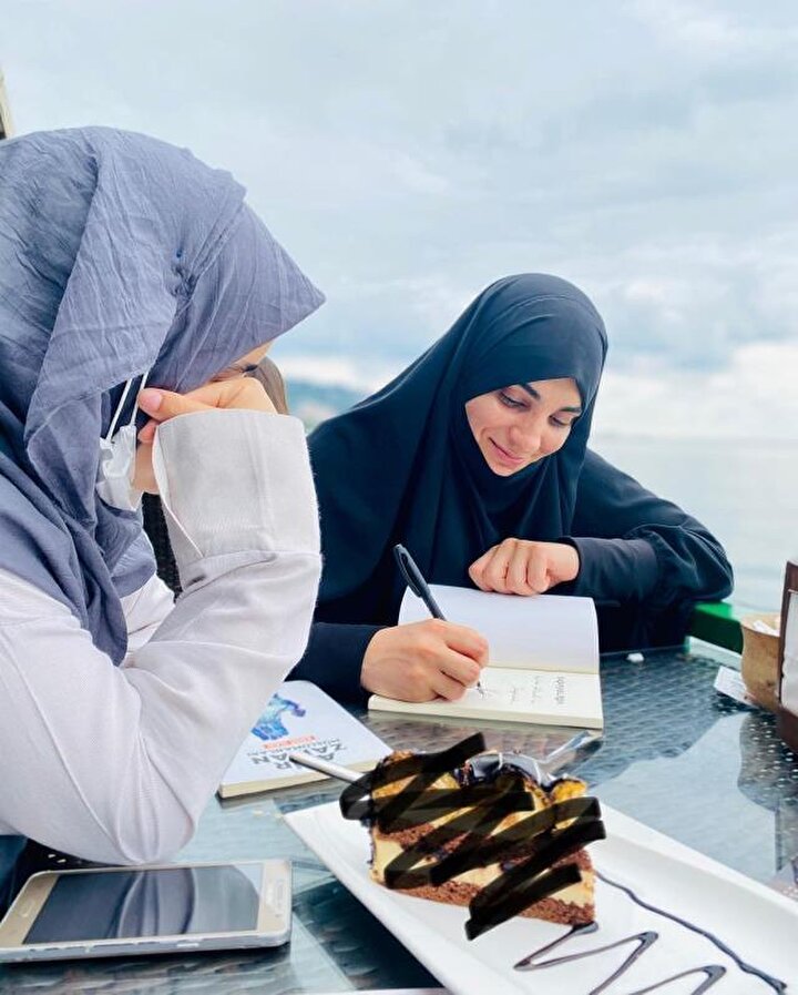 ‘Dekolte giymem’ sözleriyle hatırlanan Popstar Özlem maneviyata yöneldi, tesettüre girdi