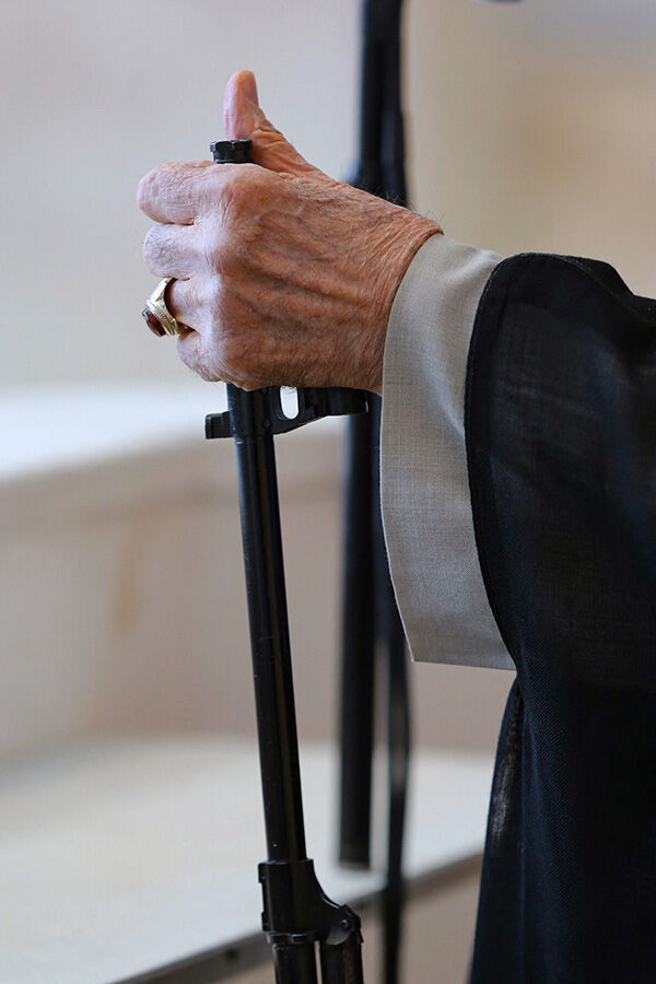 Ali Hamaney, Cuma hutbesine tüfekle çıktı