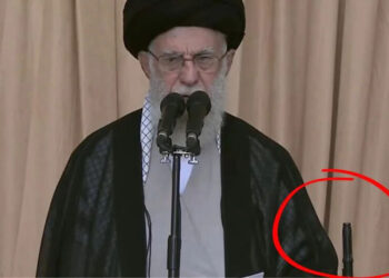 Ali Hamaney, Cuma hutbesine tüfekle çıktı