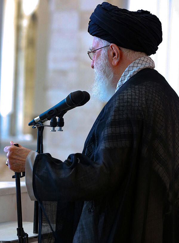 Ali Hamaney, Cuma hutbesine tüfekle çıktı