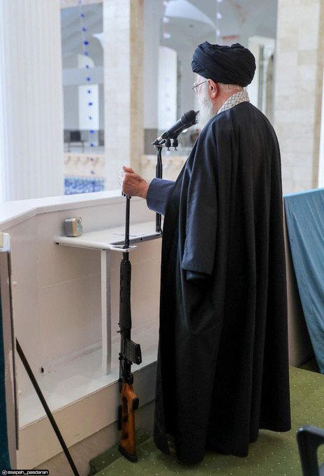 Ali Hamaney, Cuma hutbesine tüfekle çıktı