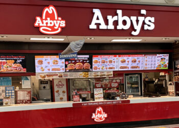 Ünlü hamburger zincirinde skandal; dana eti diye kanatlı eti yedirilmiş